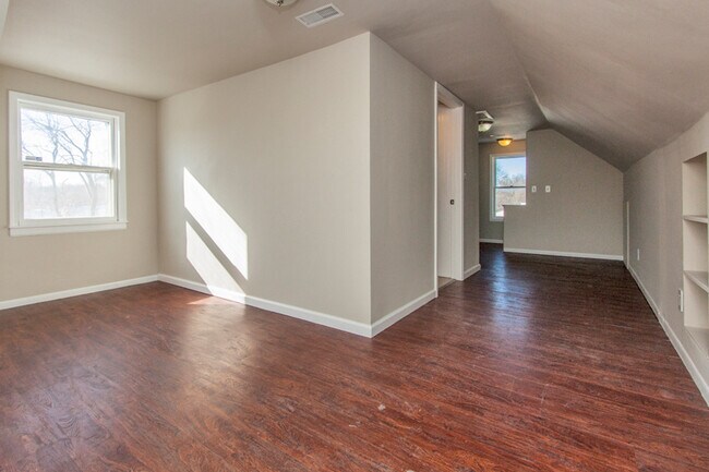 Building Photo - Large 3 Bedroom, 2 Bathroom - Pyramid Properties