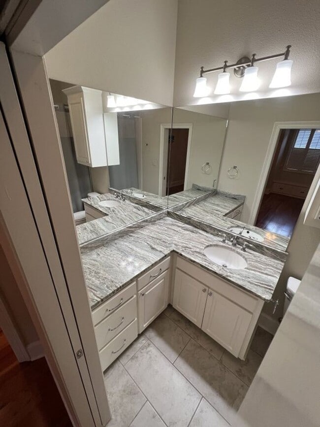 Building Photo - Trendy, 2 bedroom, 2 bathroom townhouse lo...