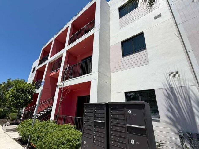 Building Photo - 4260 Lakewood Rd