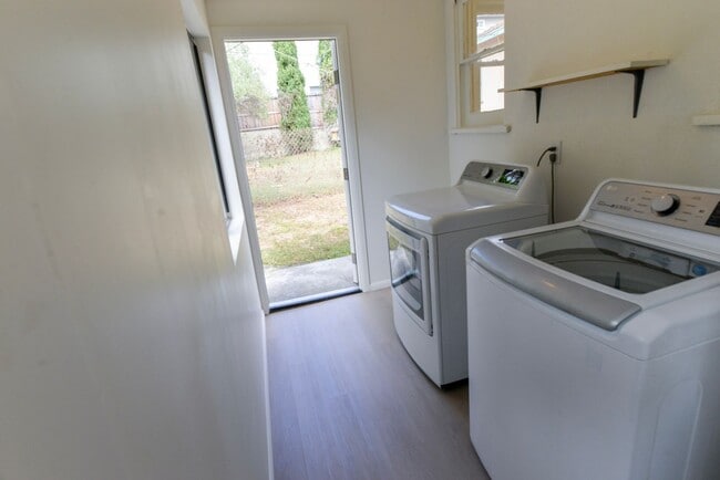 Building Photo - Spacious One Bedroom Single Family Home wi...