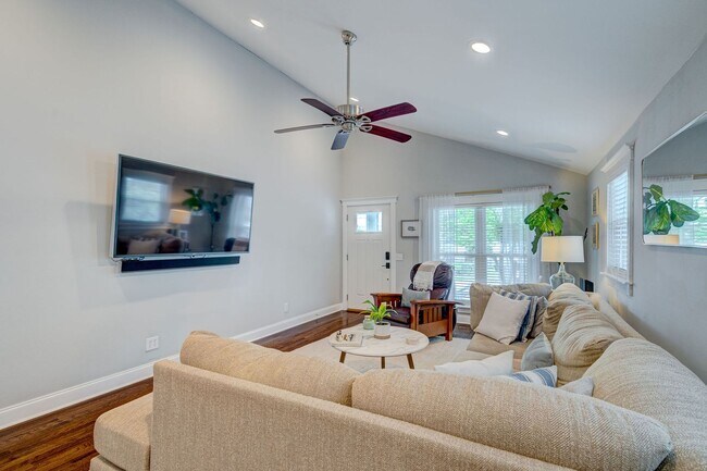 Building Photo - Midtown Rental in Forest Hills