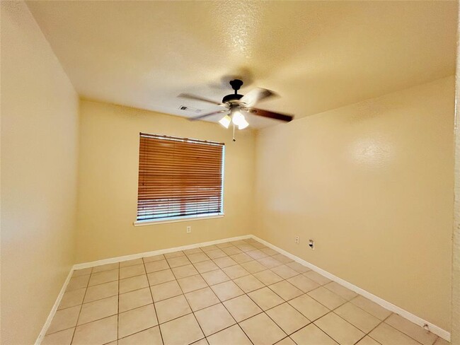 Building Photo - 18523 Spinney Ln