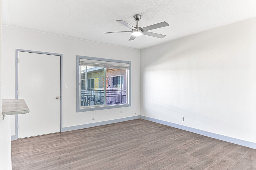 Building Photo - 210 E 29th St