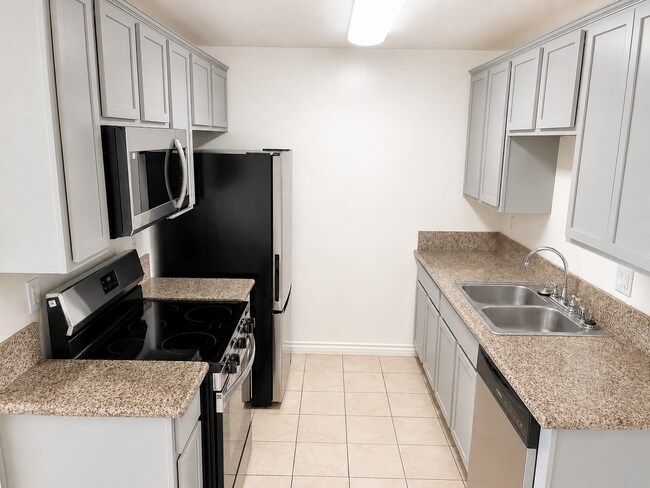 Building Photo - Beautiful Updated 2 Bed / 1.5 Bath Condo