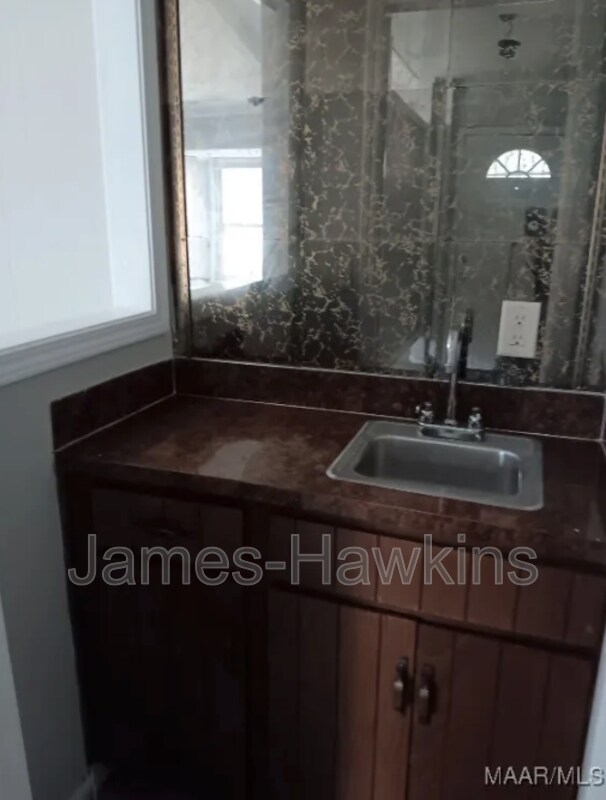 Building Photo - 713 Amity Ln