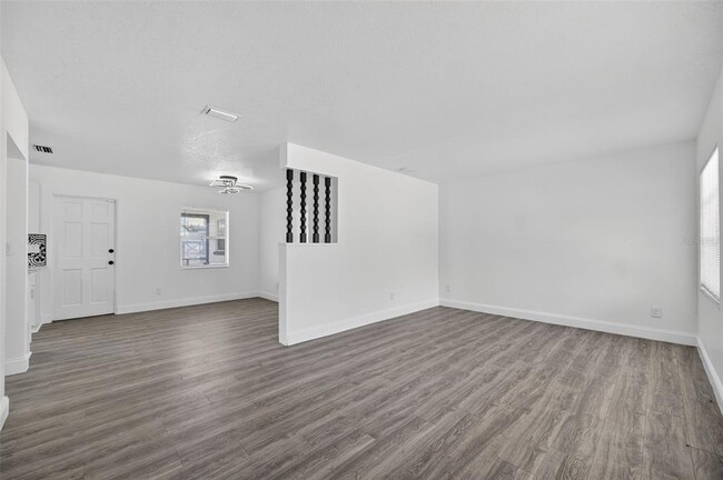 Building Photo - 3034 Touraine Ave