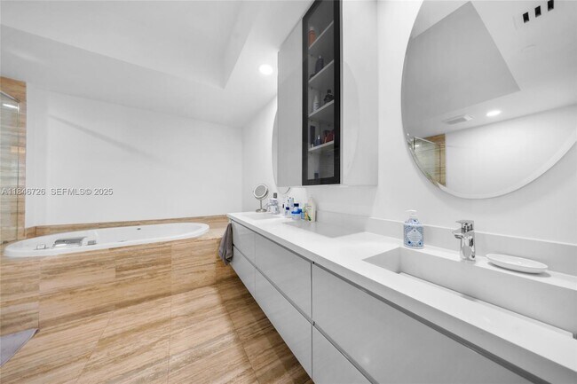 Building Photo - 16001 Collins Ave