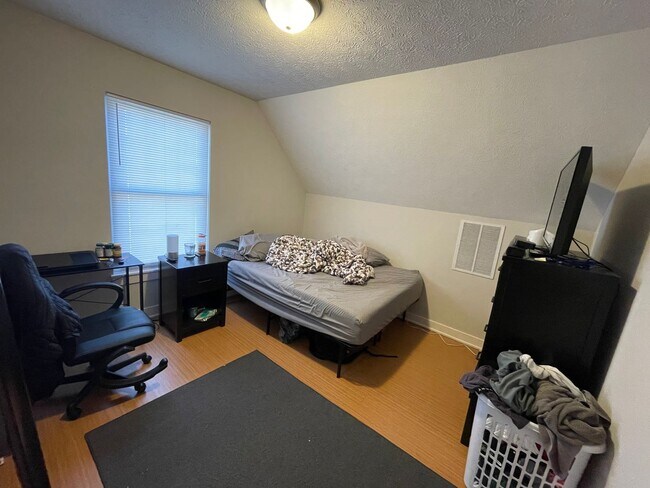 Building Photo - **AUGUST 2027** 3 Bedroom 3.5 Bathroom House