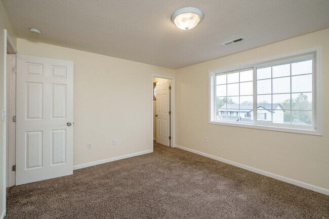 Building Photo - 4 Bedroom 2.5 Bath with Fenced Backyard in Camas School District