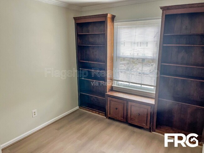 Building Photo - 2700 Thackery Rd