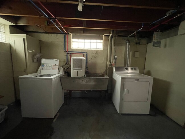 Building Photo - AVAILABLE JUNE 1ST -4 bed/ 2 bath Home Near Campus!