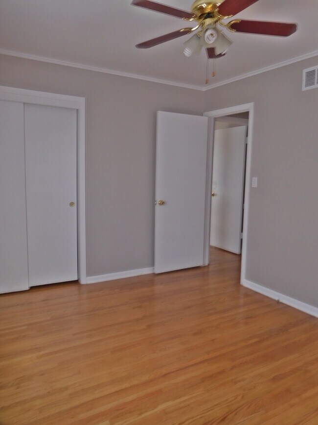 Building Photo - 3 Bed, 1.5 Bath Fenced Pets Allowed