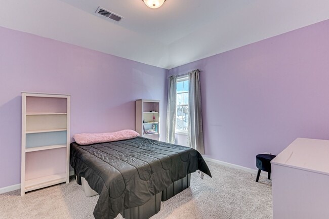 Building Photo - Two Story home in Quaker Knoll! Ready now !