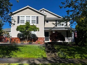 Building Photo - Dupont 4 bedroom plus loft home