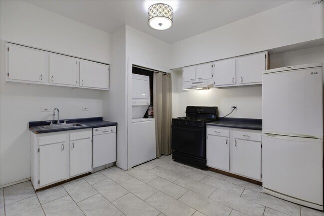 Building Photo - 4002 N Southport Ave