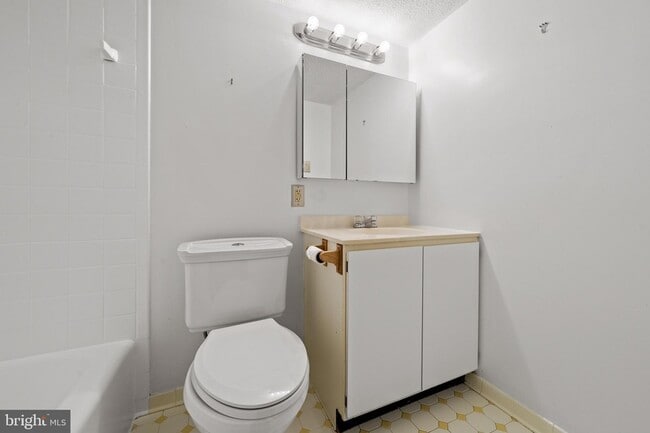 Building Photo - 4600 S Four Mile Run Dr