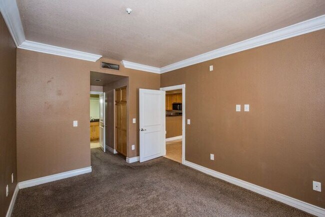 Building Photo - Fabulous 1Bdm 1Ba Condo in the Highly Desi...