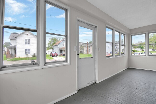 Building Photo - Large Single Family Rental - Available Now