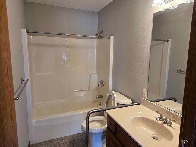 Building Photo - 208/210 E 13th Ave