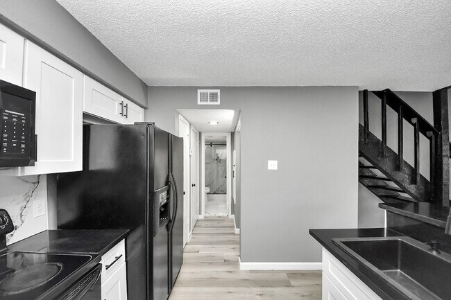 Building Photo - 6281 Ludington Dr