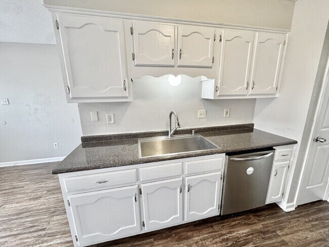 Building Photo - 8569 Kings Cross Cove