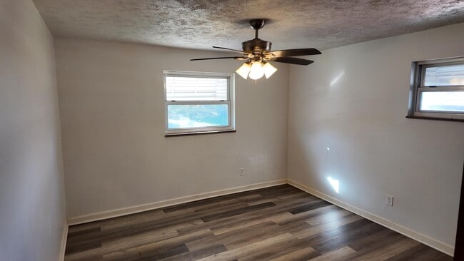 Building Photo - 2660 Sandhurst Dr