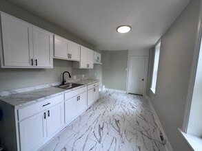 Building Photo - Large 3 bedroom 1 bath house for rent with small yard