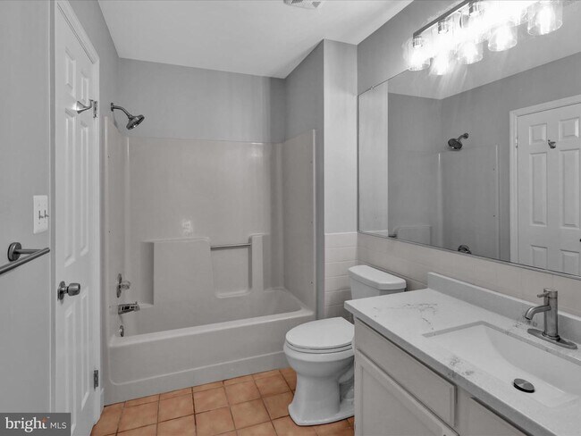 Building Photo - 10 Pine Woods Ct