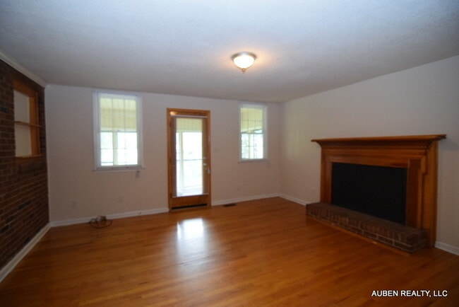 Building Photo - 3 Bed/2 Bath w/ Bonus Room - Section 8 OK!