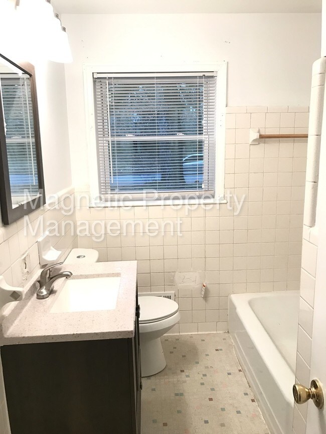Building Photo - Great Brick Home with a Private Back Deck!