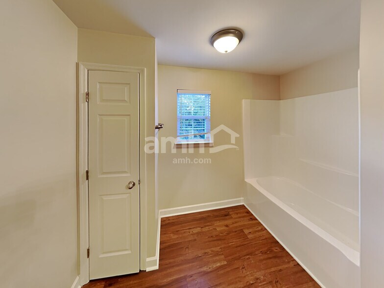 Building Photo - 140 Abbey Rd