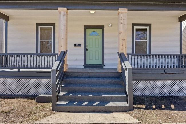 Building Photo - MADISONVILLE - Spacious 3 - 4 bedroom,  1 ...