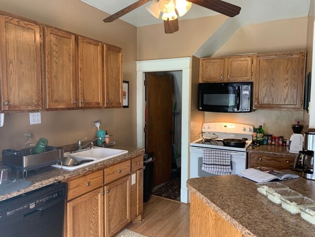 Building Photo - Duluth, MN - 3-bedroom - 2 bathroom - Sing...