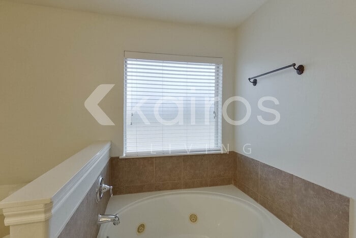 Building Photo - 2421 NW 158th St