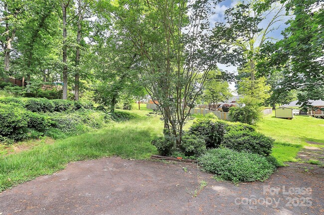 Building Photo - 207 Oak Dr