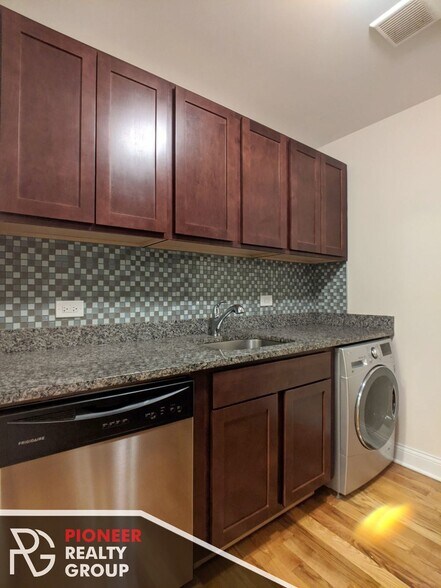 Building Photo - 557 W Arlington Pl