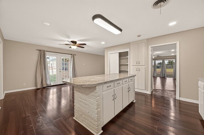 Building Photo - 10645 Oak Brook Dr