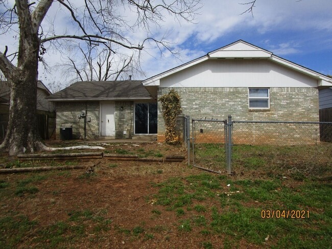 Building Photo - (3) Bed/(2) Bath Avail NOW! Pets Negotiable!