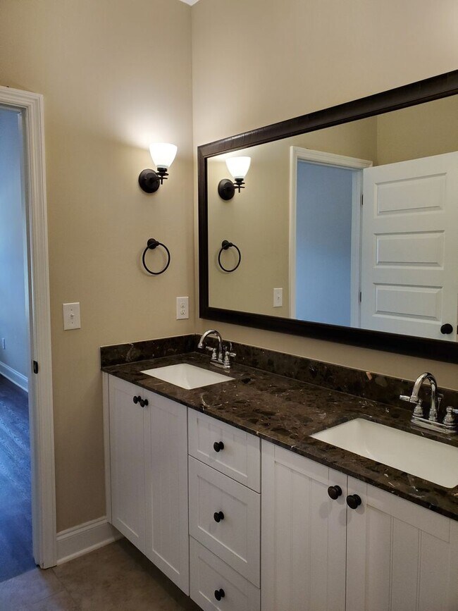 Building Photo - Brand New 4 Bedroom Townhome in Ammenities Community