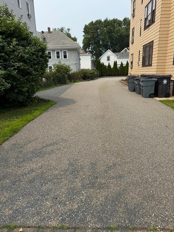 Building Photo - 106 Kenoza Ave