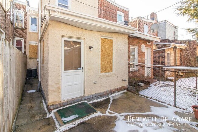 Building Photo - GORGEOUS TOWNHOME