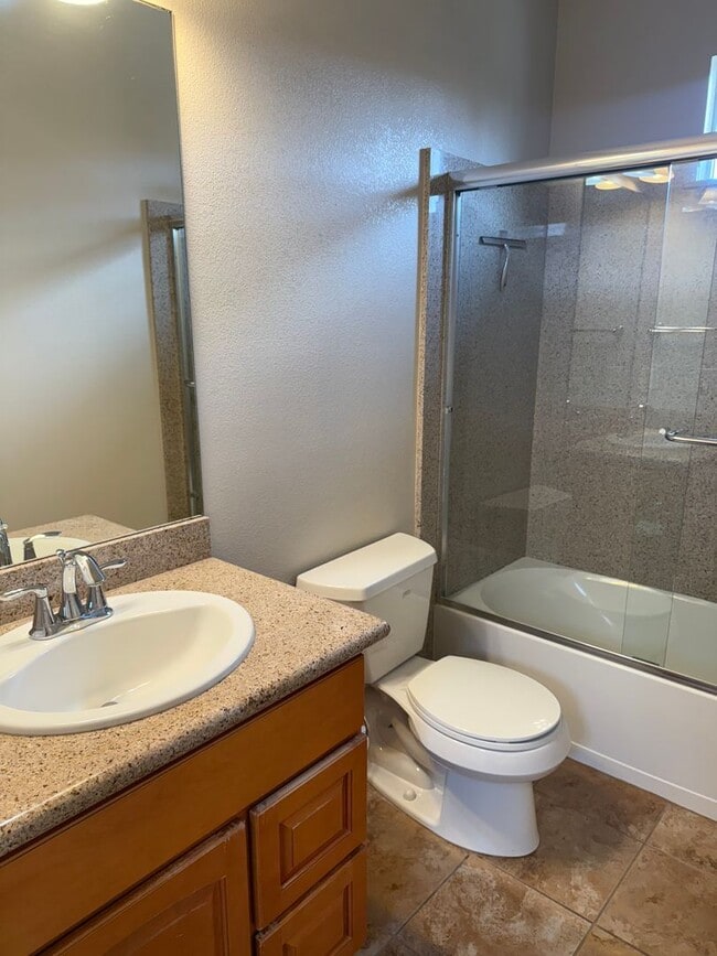 Building Photo - Beautifully Maintained 2 bedroom 2 bathroom Condo