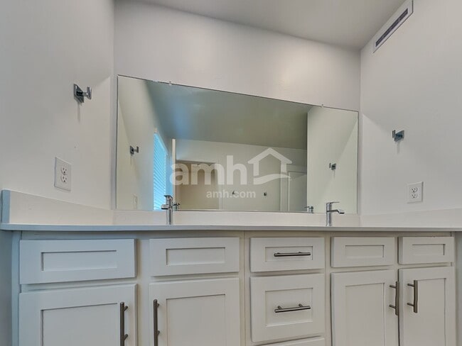 Building Photo - 9555 Harkes Dr