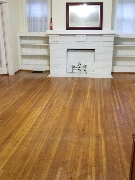 hardwood floors sitting room - 1706 Villa Pl