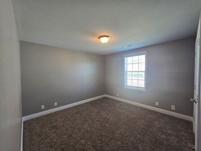 Building Photo - Executive 3 Bed 2.5 Bath with Bonus Home