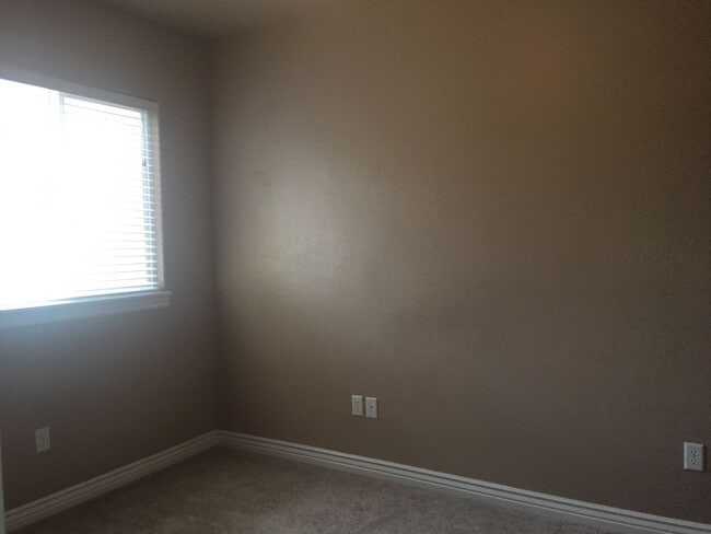 Building Photo - 2 Bedrooms Available in Shared Townhome