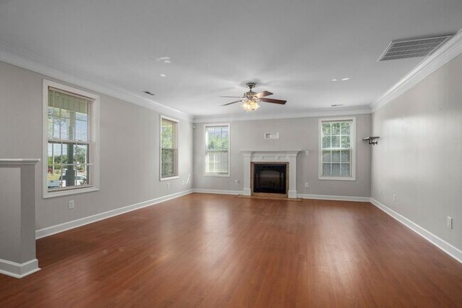 Building Photo - 4 Bedroom 2.5 Bath Home