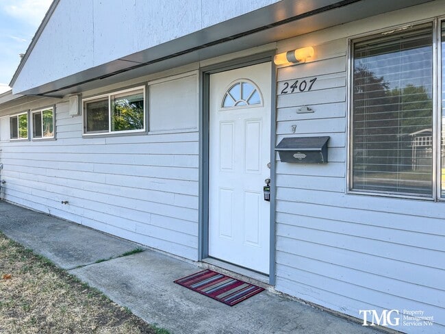 Building Photo - Remodeled Rambler for Rent! New Floors, New Bathroom, Fully Fenced Yard, Pets Welcome!