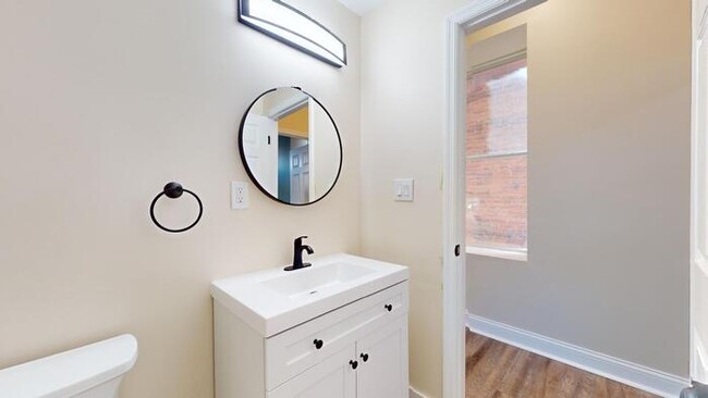 Building Photo - Renovated 4Bd 2.5 Bth Town Home Near Soula...