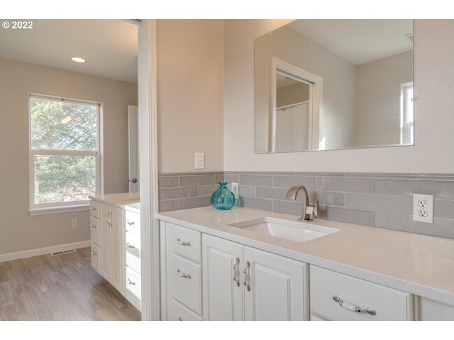 master restroom - 835 S Wynooski St